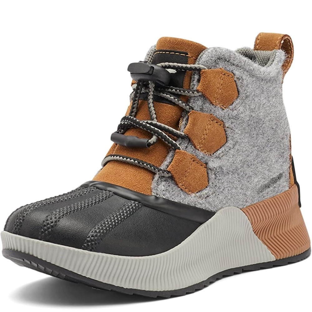 Sorel youth out n about boots